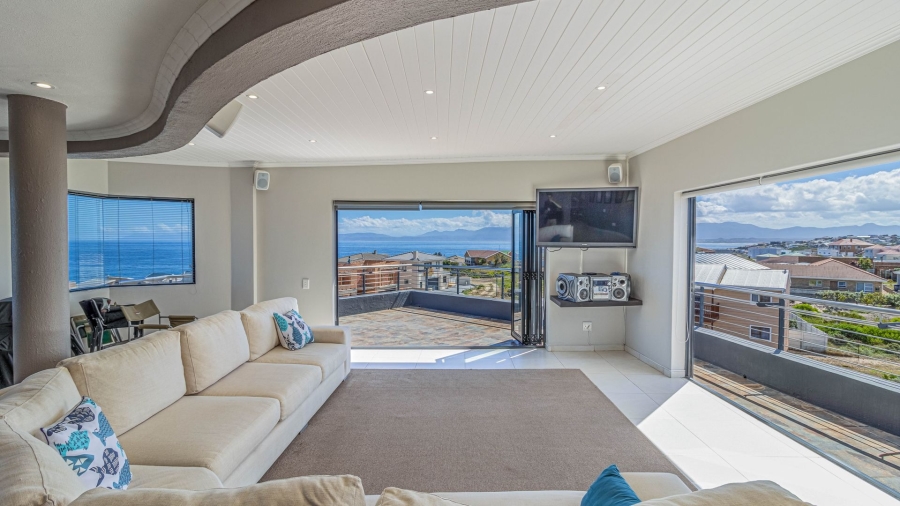 4 Bedroom Property for Sale in Perlemoenbaai Western Cape